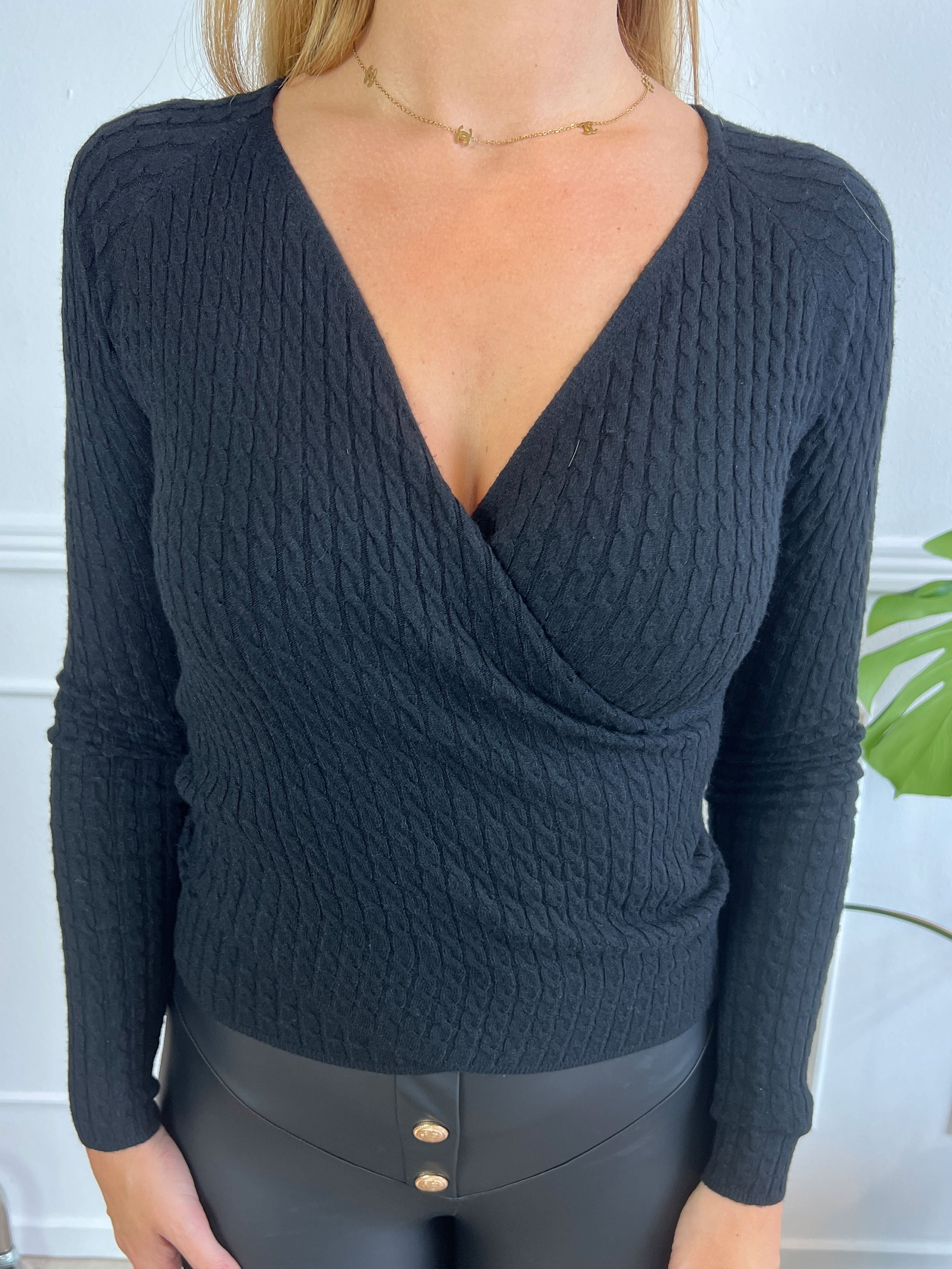 Kassie - Snygg mjuk stickad tröja i omlott-look